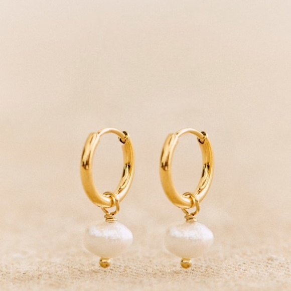 Sezane Charlotte Tiny Gold Hoops w/Freshwater Pearl Dangle - Picture 2 of 5